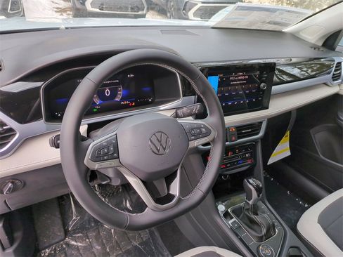 New 2026 Volkswagen Taos SE image 15
