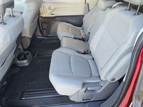 Used 2021 Toyota Sienna XLE image 11