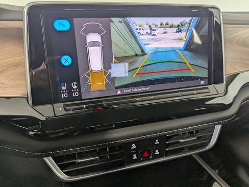 Used 2025 Volkswagen Atlas SE FWD image 21