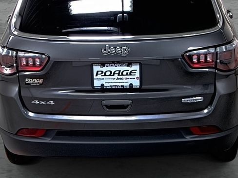 Used 2022 Jeep Compass Latitude w/ Sun and Sound Group AWD/4WD image 11