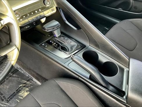 Certified 2025 Hyundai Elantra Sport image 17