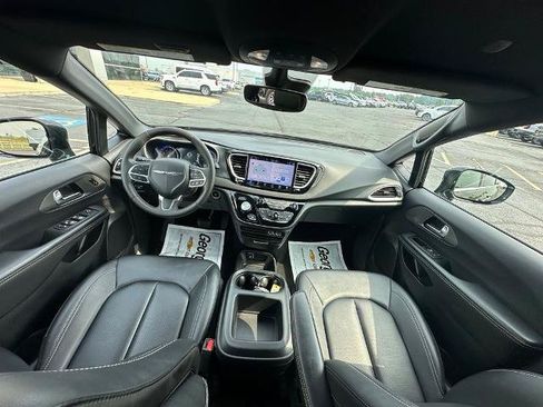 Used 2025 Chrysler Pacifica Select FWD image 5