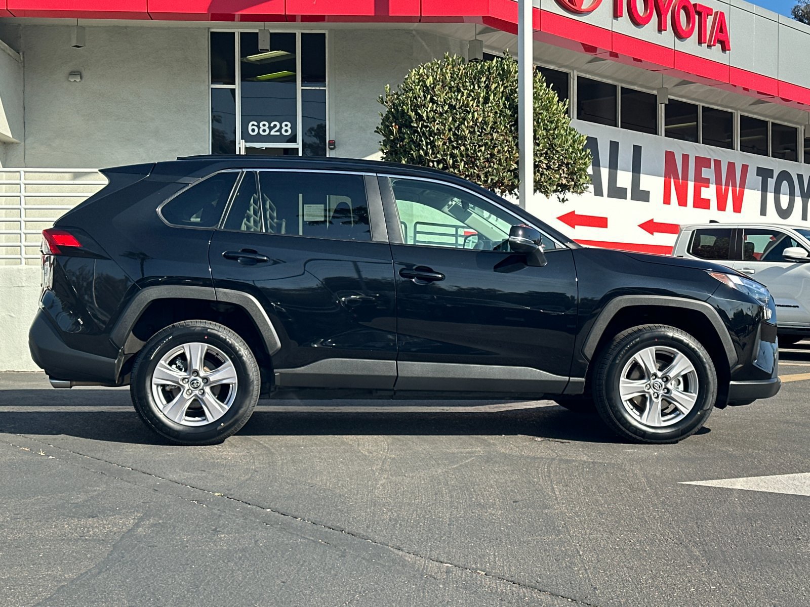 Used 2025 Toyota RAV4 XLE FWD image 6