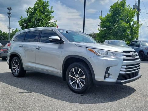 Used 2018 Toyota Highlander XLE AWD/4WD image 3