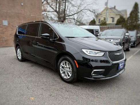 New 2026 Chrysler Pacifica Select image 3