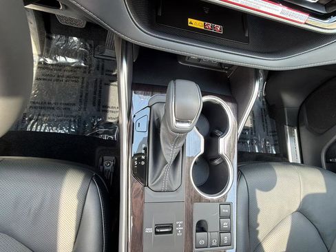 Used 2026 Toyota Highlander Platinum image 17