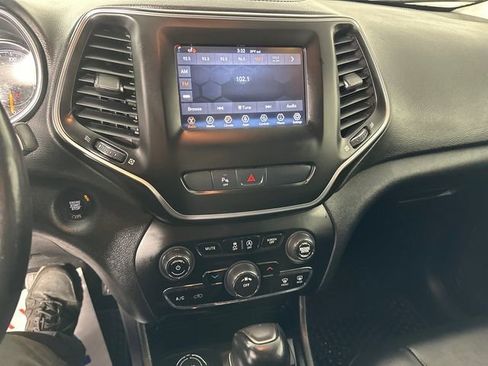 Certified 2019 Jeep Cherokee Latitude Plus w/ Cold Weather Group image 28