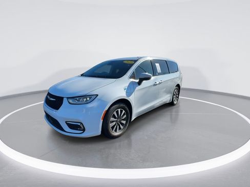 Used 2023 Chrysler Pacifica Touring-L FWD image 4