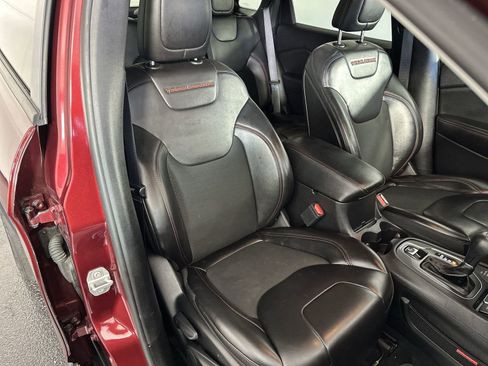 Used 2020 Jeep Cherokee Trailhawk w/ Cold Weather Group AWD/4WD image 31