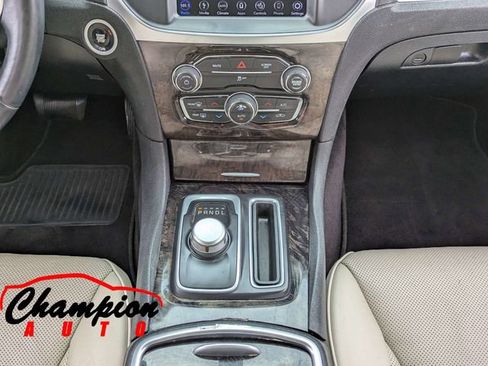 Used 2018 Chrysler 300 Limited RWD image 20