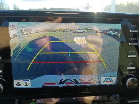 Used 2022 Toyota Sienna Limited image 23