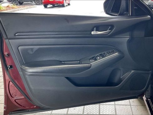 Used 2025 Nissan Altima 2.5 SV FWD image 2