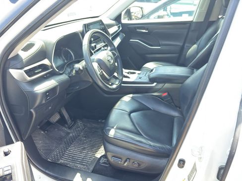 Used 2022 Toyota Highlander XLE FWD image 13