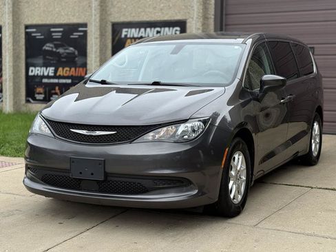 Used 2022 Chrysler Voyager LX FWD image 3