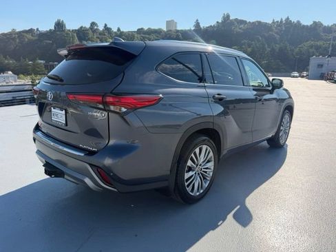 Used 2023 Toyota Highlander Platinum AWD/4WD image 3