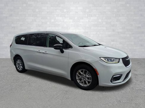 Used 2024 Chrysler Pacifica Touring-L FWD image 2