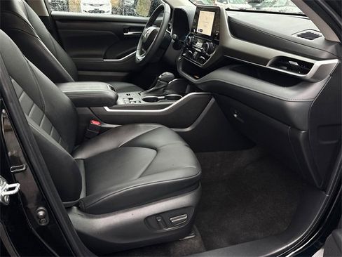Certified 2023 Toyota Highlander XLE image 10