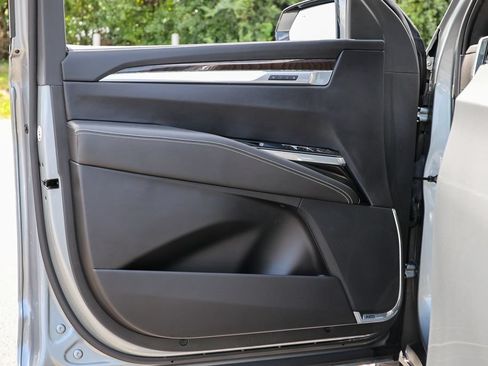 Used 2025 Cadillac Escalade ESV Premium Luxury Platinum AWD/4WD image 4