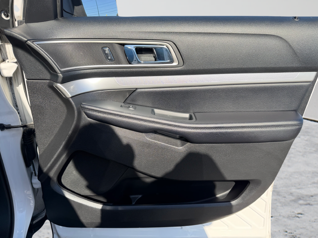 Used 2017 Ford Explorer XLT w/ Equipment Group 202A FWD image 35
