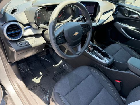 Used 2025 Chevrolet Trax LS w/ LS Convenience Package FWD image 14