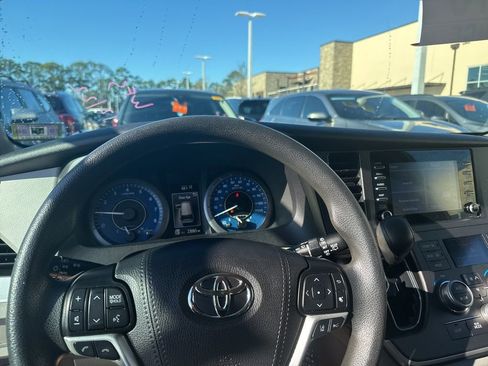 Used 2020 Toyota Sienna L image 8