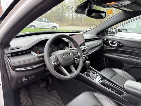 Used 2023 Jeep Compass Latitude w/ Sun and Sound Group AWD/4WD image 9