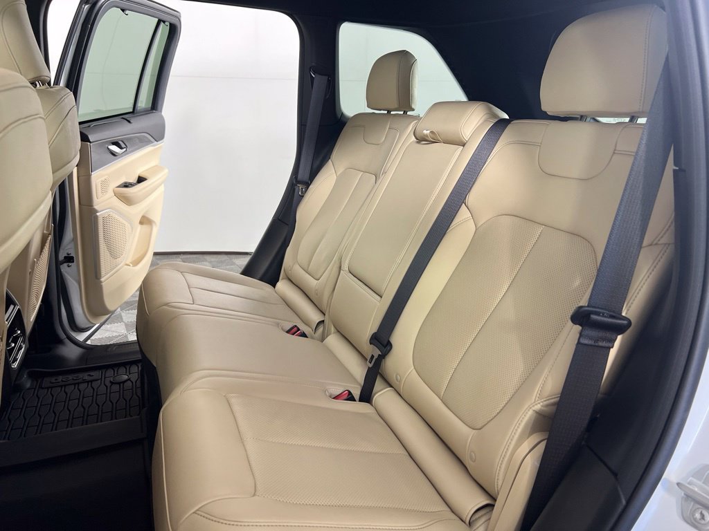 Used 2022 Jeep Grand Cherokee Limited 4xe w/ Luxury Tech Group II AWD/4WD image 15