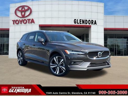 Used 2025 Volvo V60 B5 Cross Country Plus AWD/4WD image 1