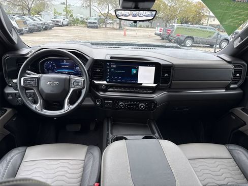 Used 2024 Chevrolet Silverado 2500 ZR2 w/ Technology Package image 6
