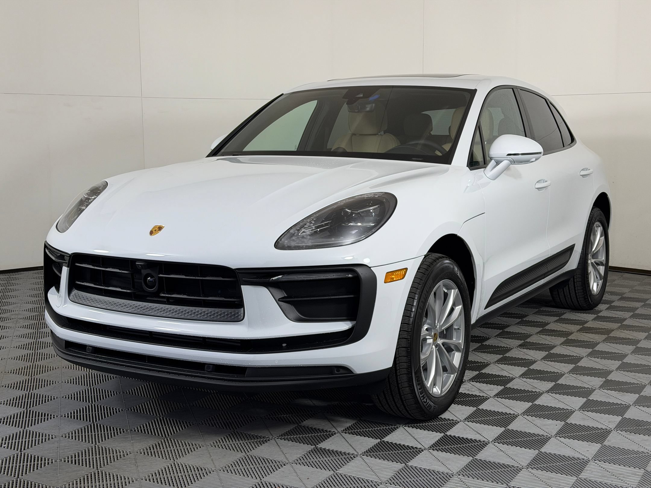 Used 2026 Porsche Macan AWD/4WD image 1