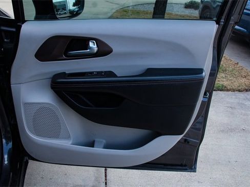 Used 2017 Chrysler Pacifica Touring-L Plus image 24