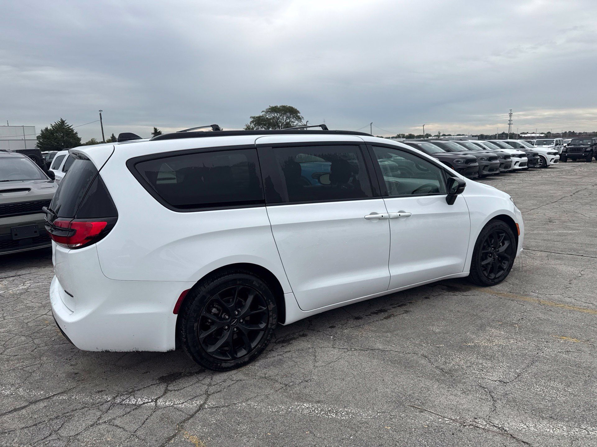 Used 2025 Chrysler Pacifica Limited FWD image 6