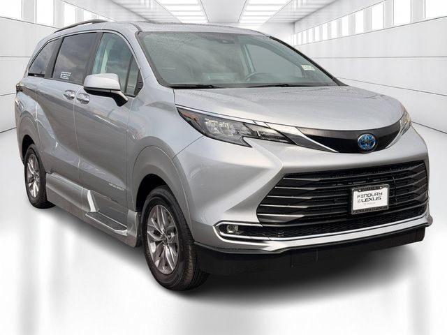 Used 2024 Toyota Sienna XLE w/ XLE Plus Package AWD/4WD image 3