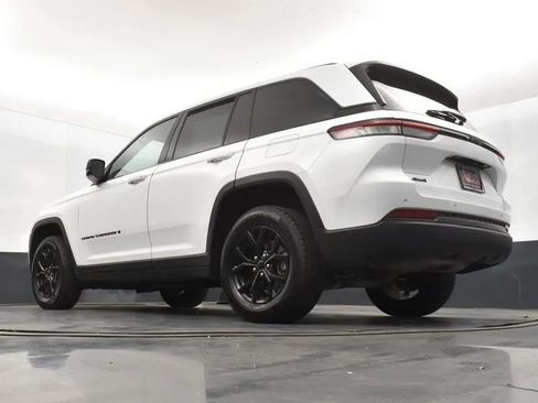 Used 2024 Jeep Grand Cherokee Altitude AWD/4WD image 12