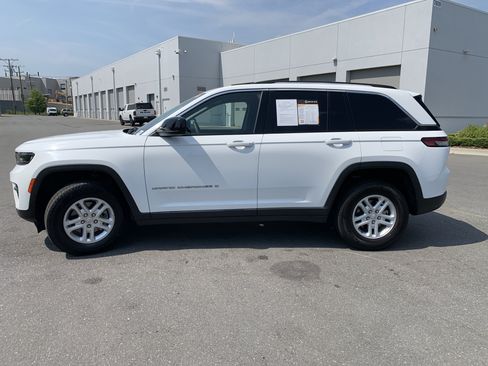 Certified 2023 Jeep Grand Cherokee Laredo w/ Luxury Tech Group I RWD image 8