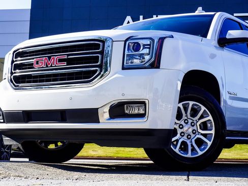 Used 2017 GMC Yukon SLT image 2