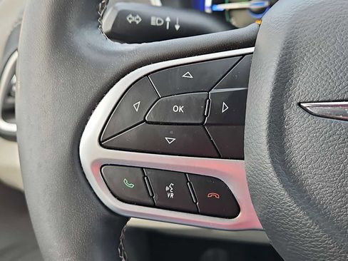 Used 2022 Chrysler Pacifica Touring-L image 40