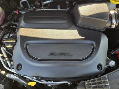 Used 2024 Chrysler Pacifica Touring-L FWD image 31