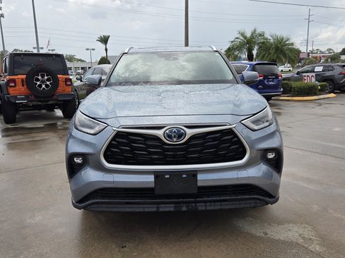 Used 2021 Toyota Highlander XLE AWD/4WD image 2