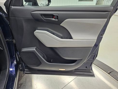 Used 2021 Toyota Highlander LE image 37