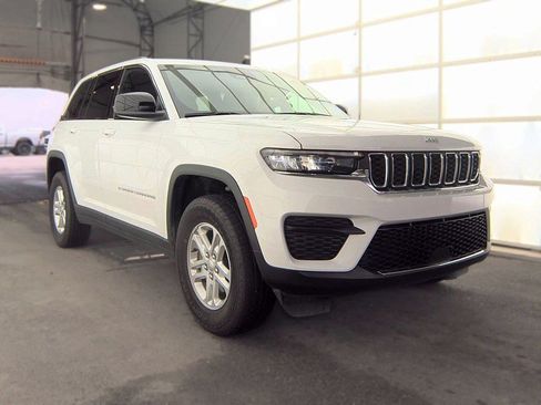 Used 2025 Jeep Grand Cherokee Laredo w/ Luxury Tech Group I AWD/4WD image 2