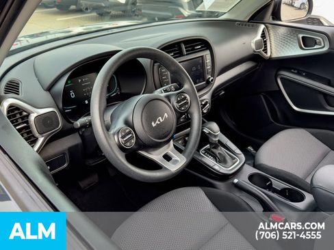 Used 2025 Kia Soul LX w/ LX Technology Package FWD image 9