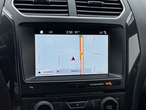 Used 2018 Ford Explorer XLT w/ Equipment Group 202A FWD image 9