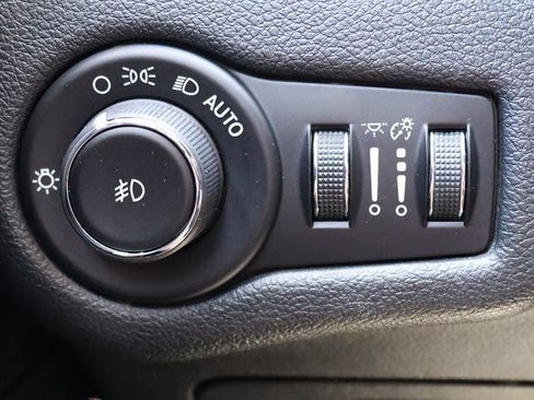 Used 2017 Jeep Cherokee Latitude FWD image 41