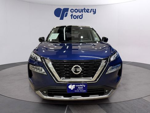 Used 2021 Nissan Rogue Platinum image 2