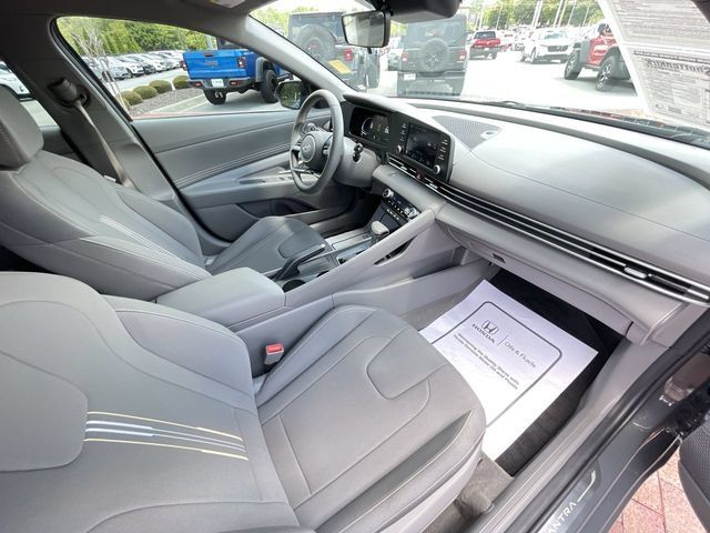 Used 2025 Hyundai Elantra Sport FWD image 33