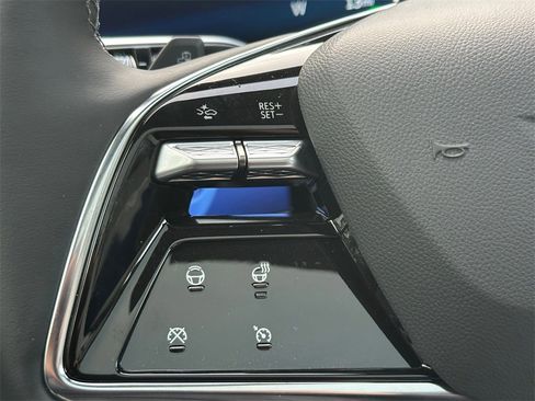 New 2026 Cadillac Optiq Luxury 2 image 32