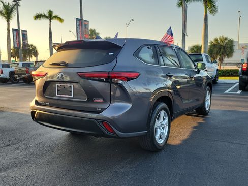 Used 2024 Toyota Highlander LE image 11