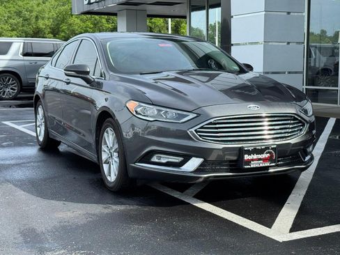 Used 2017 Ford Fusion SE FWD image 2