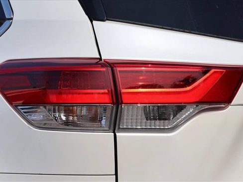 Used 2018 Toyota Highlander Limited Platinum AWD/4WD image 11
